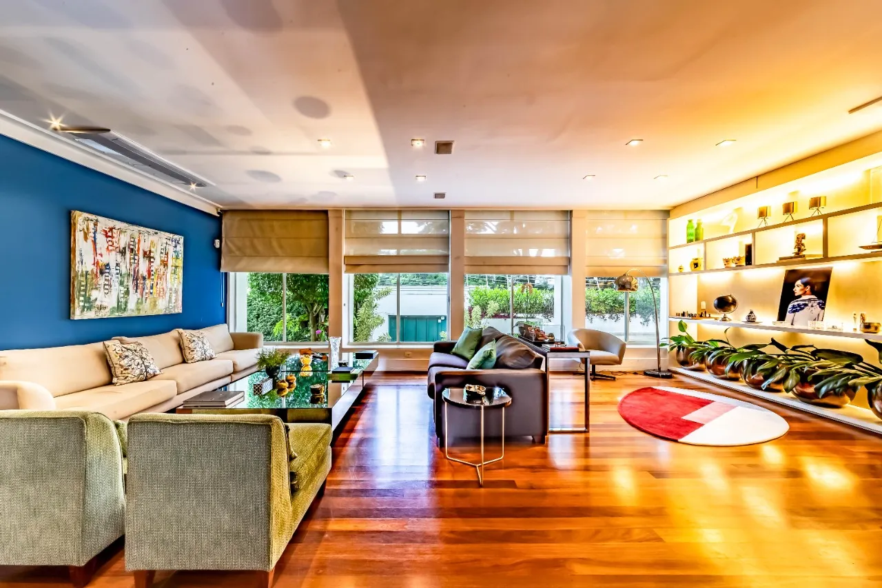 Casa com arquitetura clássica, planta térrea e áreas sociais cheias de verde, no Cidade Jardim. – 21468