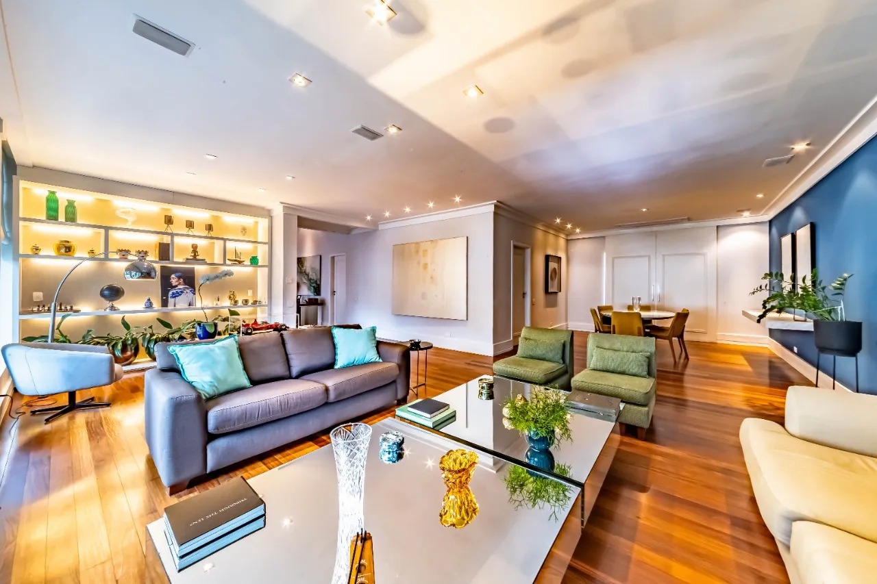 Casa com arquitetura clássica, planta térrea e áreas sociais cheias de verde, no Cidade Jardim. – 21468