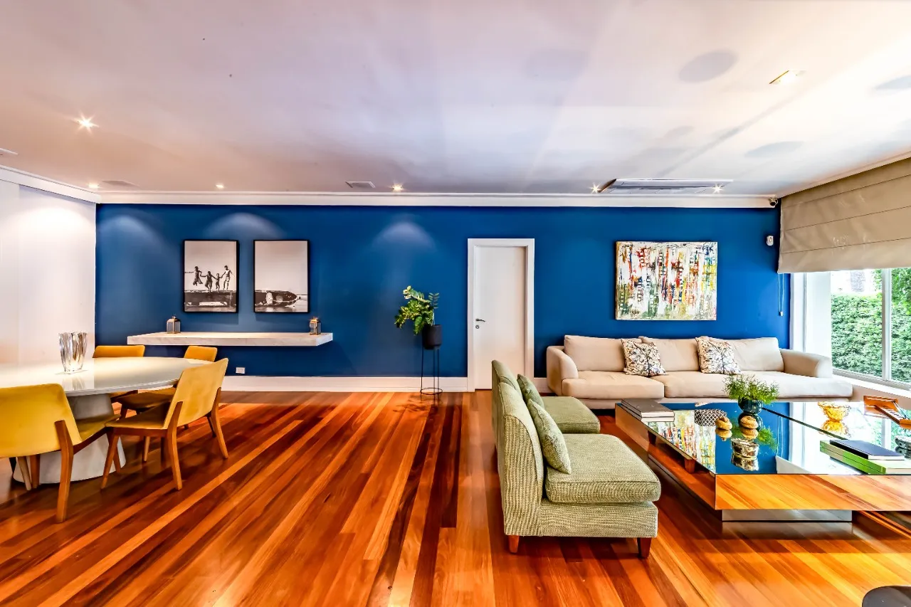 Casa com arquitetura clássica, planta térrea e áreas sociais cheias de verde, no Cidade Jardim. – 21468