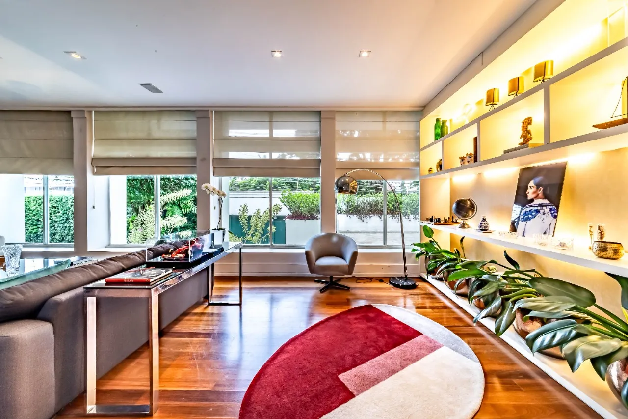 Casa com arquitetura clássica, planta térrea e áreas sociais cheias de verde, no Cidade Jardim. – 21468