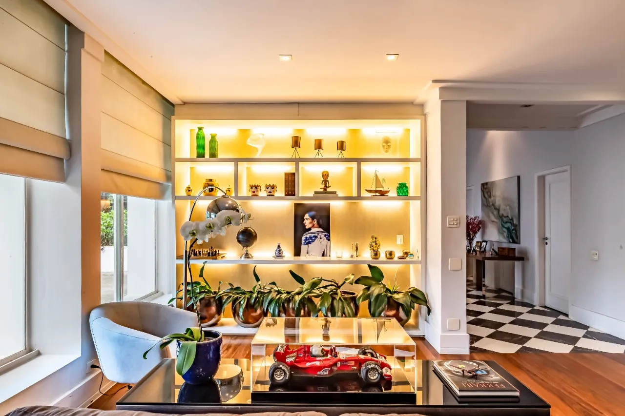 Casa com arquitetura clássica, planta térrea e áreas sociais cheias de verde, no Cidade Jardim. – 21468