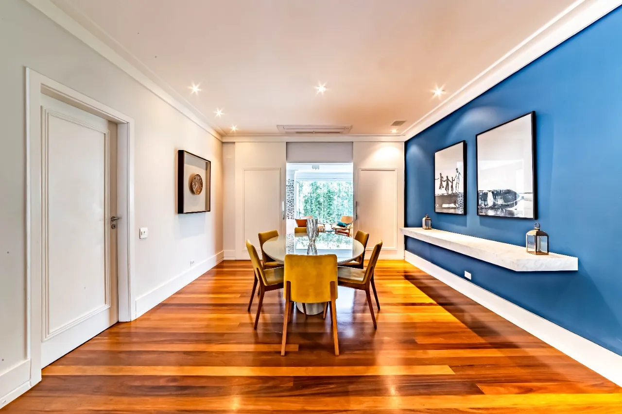 Casa com arquitetura clássica, planta térrea e áreas sociais cheias de verde, no Cidade Jardim. – 21468