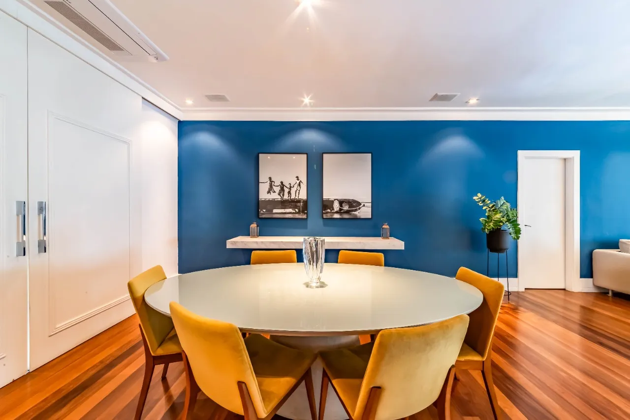 Casa com arquitetura clássica, planta térrea e áreas sociais cheias de verde, no Cidade Jardim. – 21468