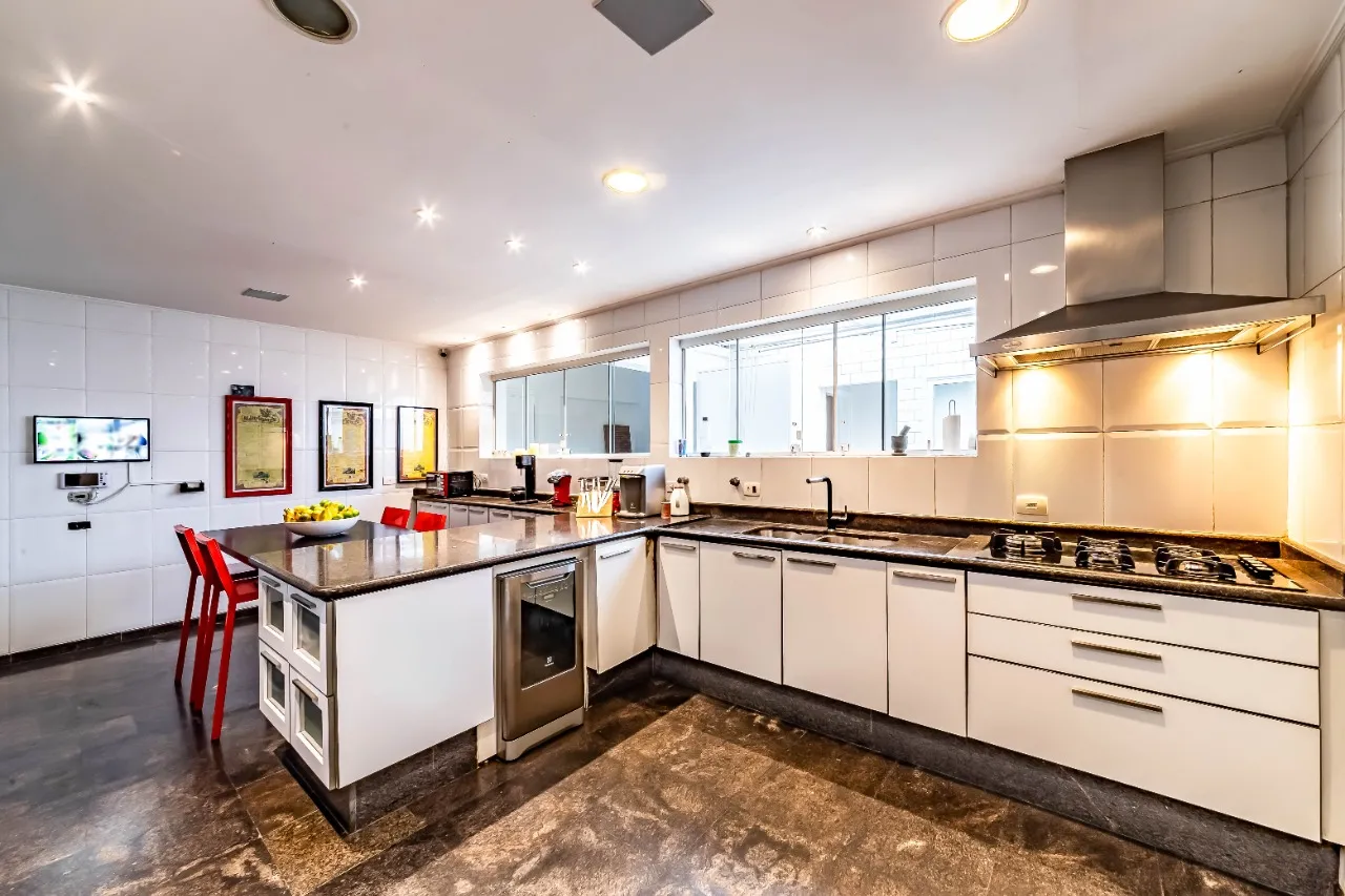 Casa com arquitetura clássica, planta térrea e áreas sociais cheias de verde, no Cidade Jardim. – 21468