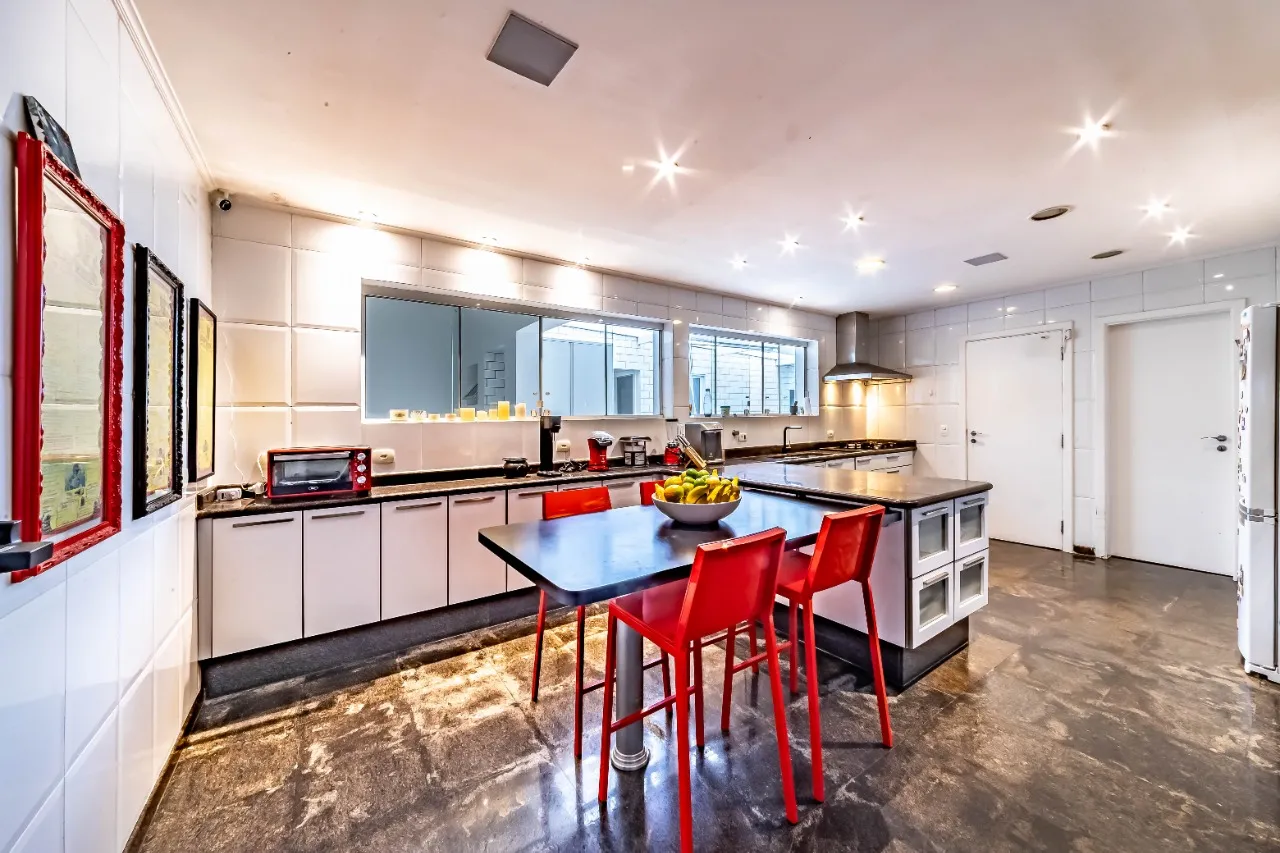 Casa com arquitetura clássica, planta térrea e áreas sociais cheias de verde, no Cidade Jardim. – 21468