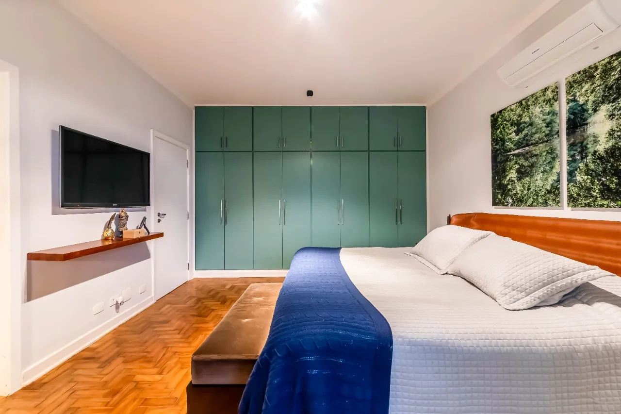 Casa com arquitetura clássica, planta térrea e áreas sociais cheias de verde, no Cidade Jardim. – 21468