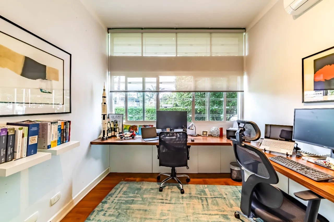 Casa com arquitetura clássica, planta térrea e áreas sociais cheias de verde, no Cidade Jardim. – 21468