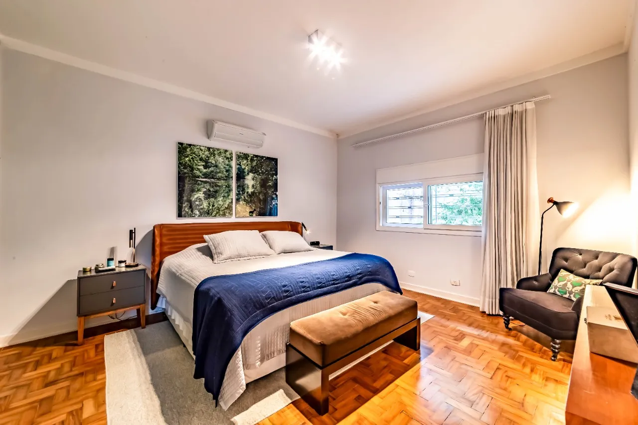 Casa com arquitetura clássica, planta térrea e áreas sociais cheias de verde, no Cidade Jardim. – 21468