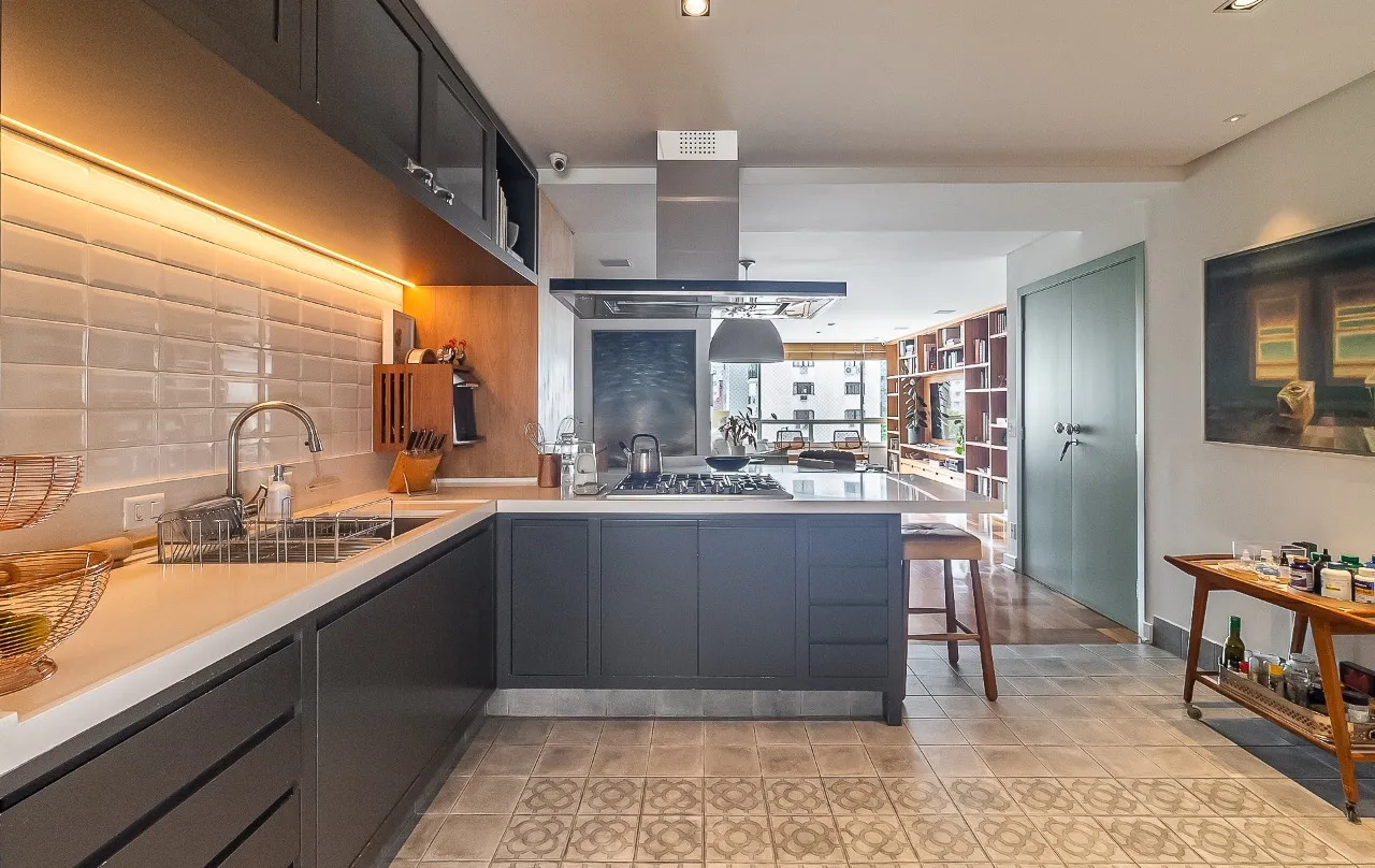 Apartamento recém-reformado, cheio de luz e com clima clássico atualizado, no Jardim América. – 21481