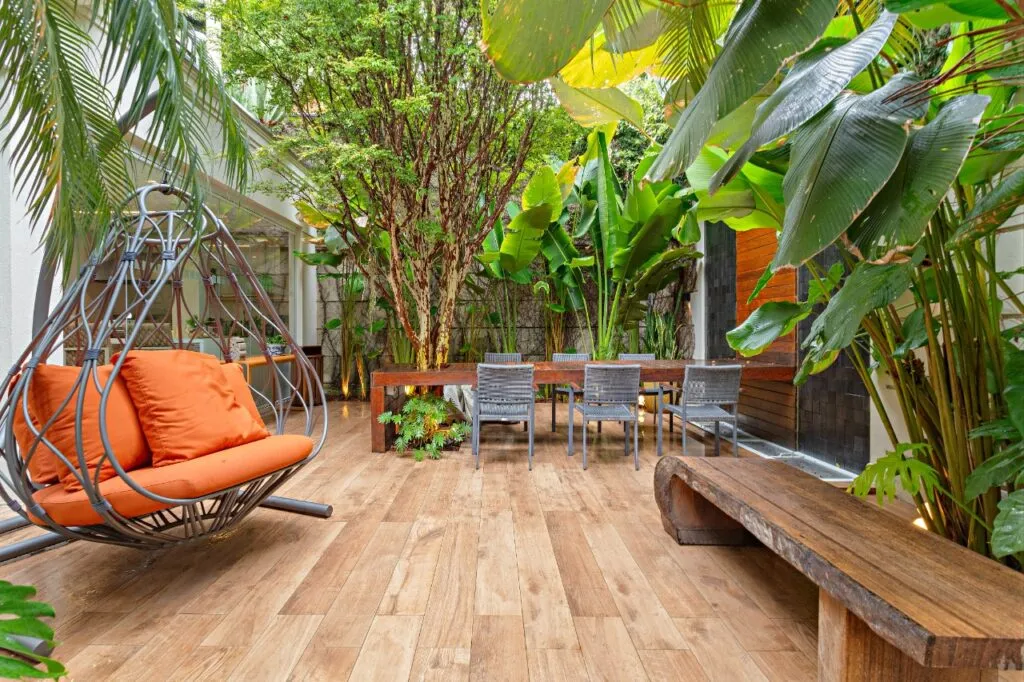 Casa em condomínio ao lado do Parque Ibirapuera com projeto contemporâneo – CA0387