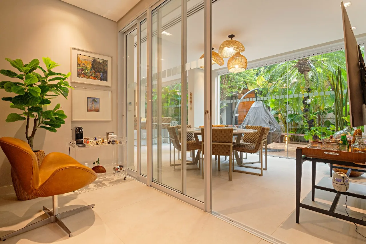 Casa em condomínio ao lado do Parque Ibirapuera com projeto contemporâneo – CA0387