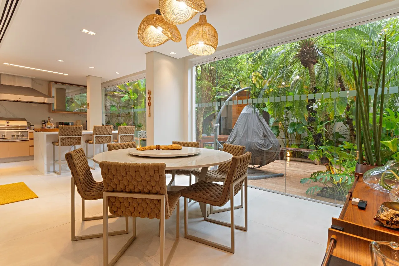 Casa em condomínio ao lado do Parque Ibirapuera com projeto contemporâneo – CA0387