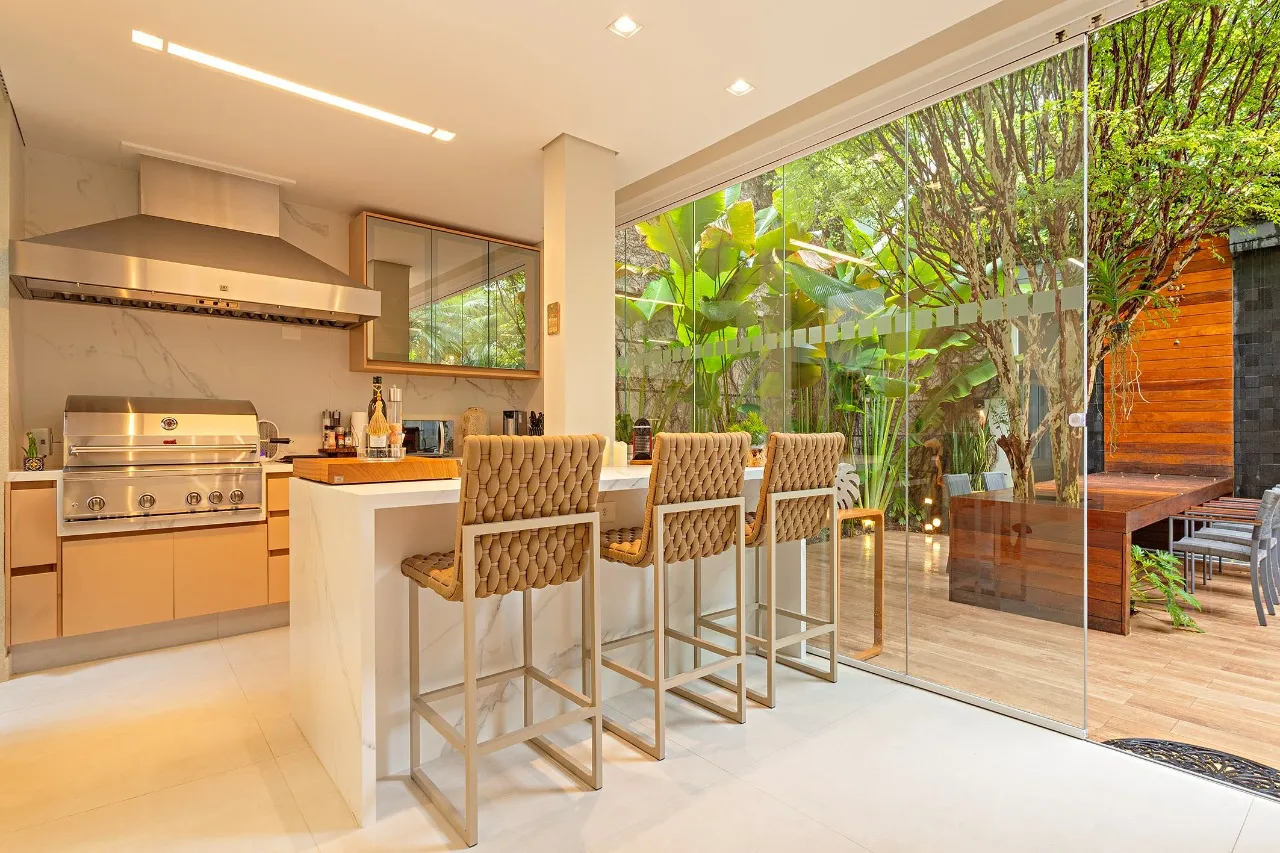 Casa em condomínio ao lado do Parque Ibirapuera com projeto contemporâneo – CA0387