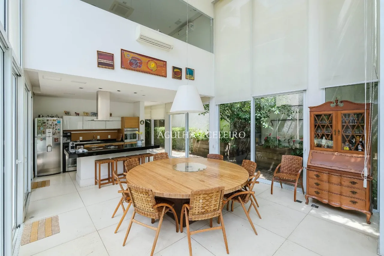 Casa exclusiva mais que especial à venda na Vila Madalena. – CA0540