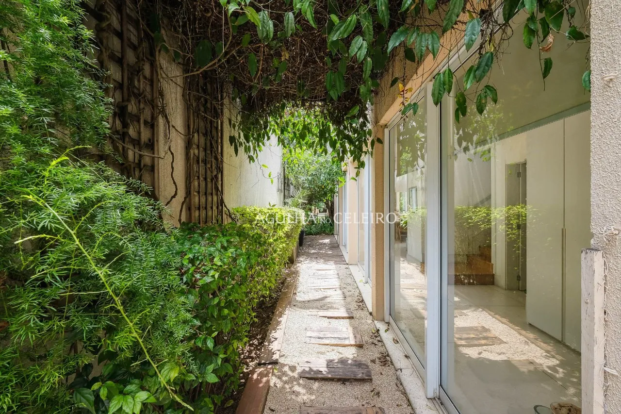 Casa exclusiva mais que especial à venda na Vila Madalena. – CA0540