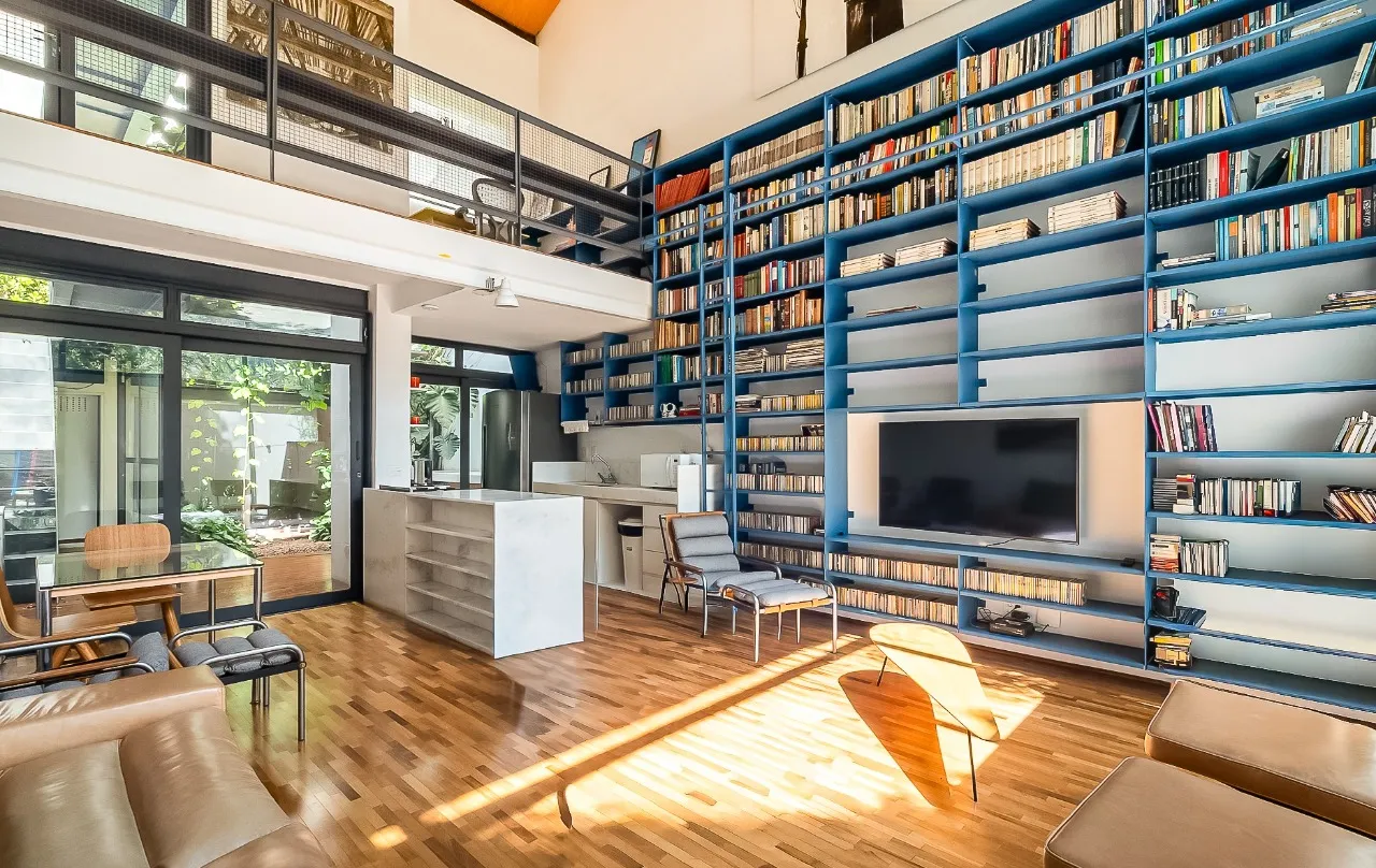 Casa de vila com arquitetura autoral, integração e luz em abundância para viver leve, em Pinheiros. – VL0067