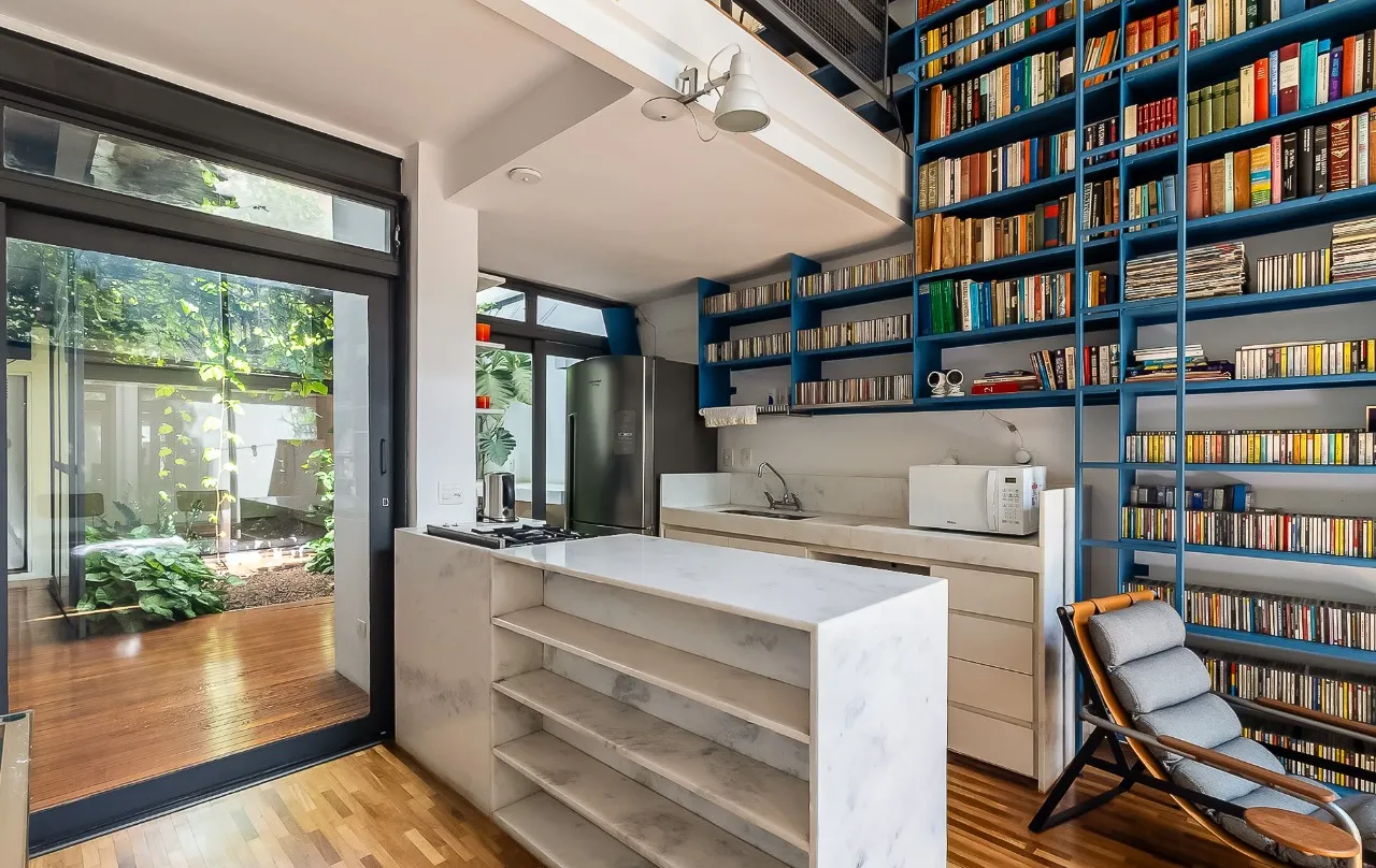 Casa de vila com arquitetura autoral, integração e luz em abundância para viver leve, em Pinheiros. – VL0067