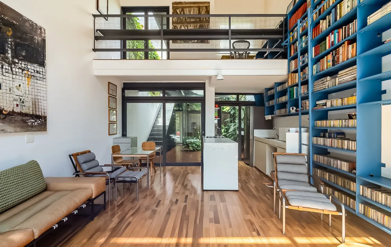 Casa de vila com arquitetura autoral, integração e luz em abundância para viver leve, em Pinheiros. – VL0067