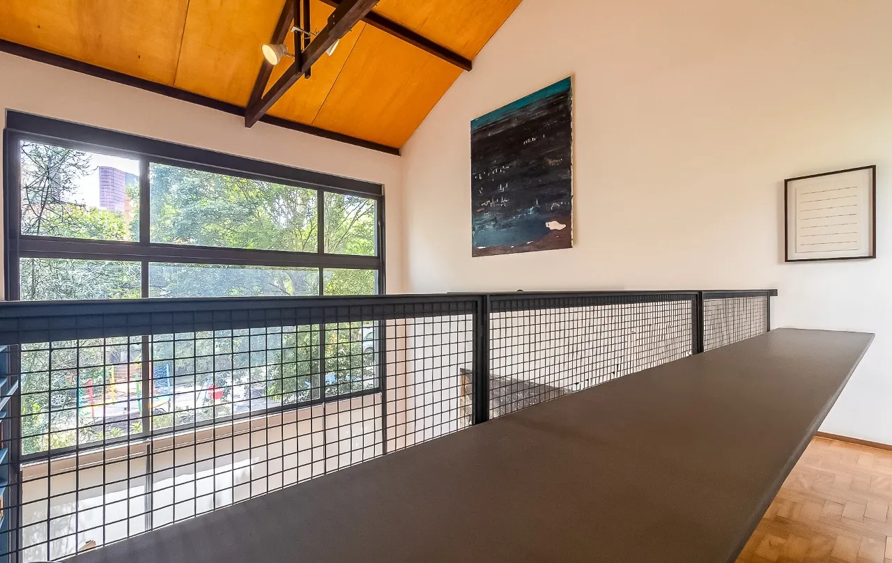 Casa de vila com arquitetura autoral, integração e luz em abundância para viver leve, em Pinheiros. – VL0067