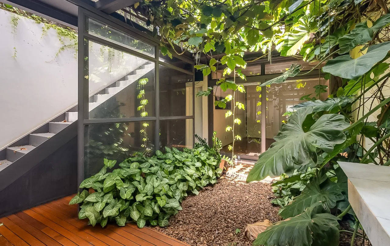 Casa de vila com arquitetura autoral, integração e luz em abundância para viver leve, em Pinheiros. – VL0067