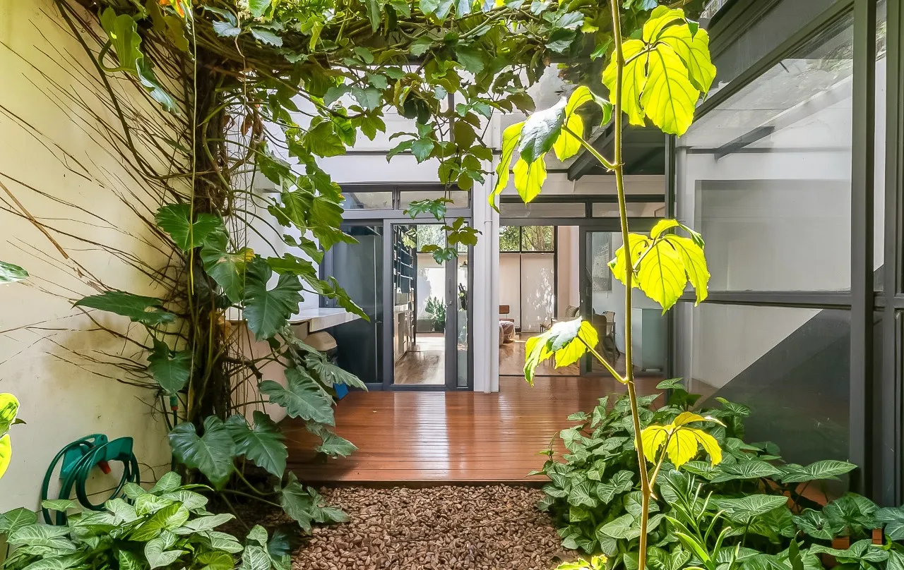 Casa de vila com arquitetura autoral, integração e luz em abundância para viver leve, em Pinheiros. – VL0067