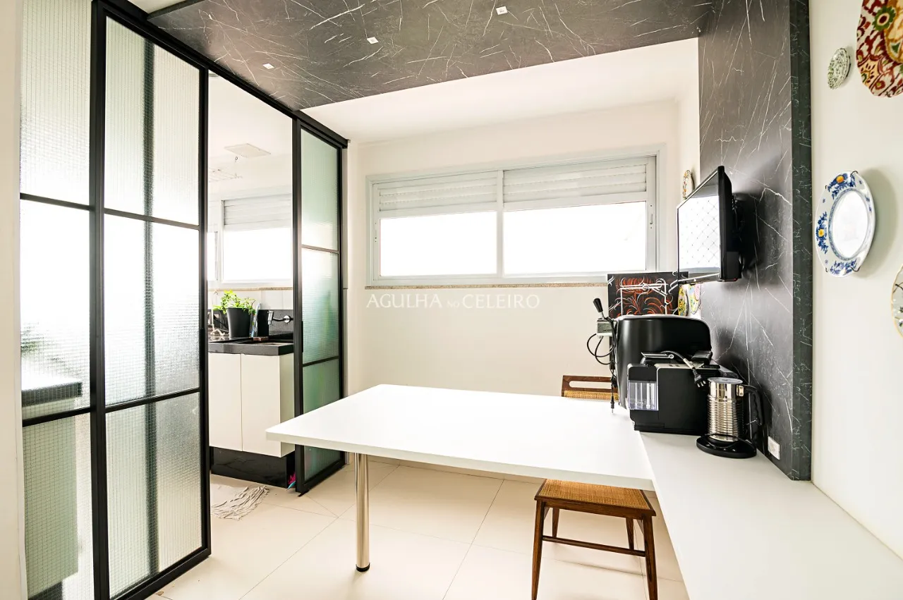 Edifício cobiçado em Moema Pássaros e apartamento apaixonante. – 14810