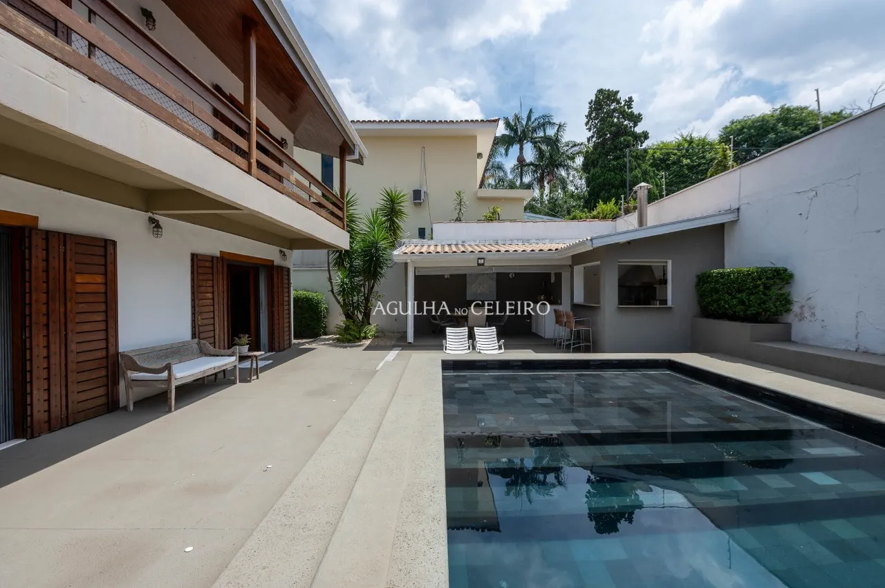 Casa ampla e iluminada à venda no coração de Alto de Pinheiros – 19496