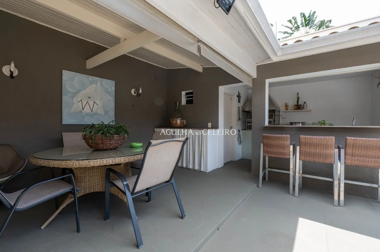 Casa ampla e iluminada à venda no coração de Alto de Pinheiros – 19496