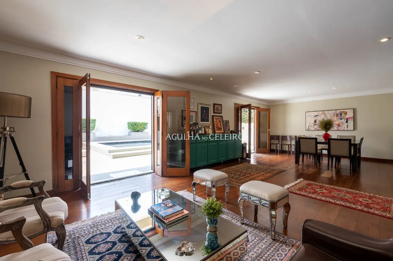 Casa ampla e iluminada à venda no coração de Alto de Pinheiros – 19496