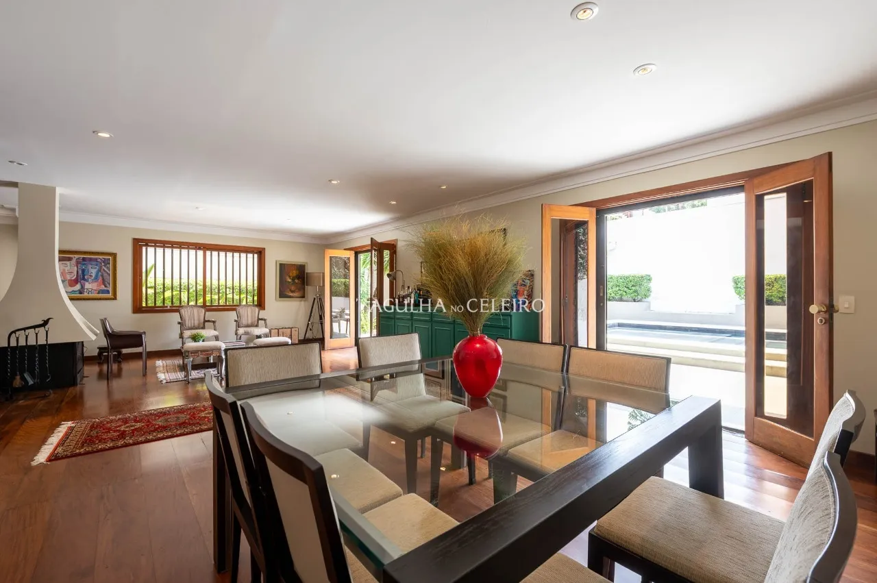 Casa ampla e iluminada à venda no coração de Alto de Pinheiros – 19496