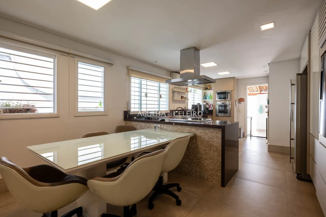 Casa ampla e iluminada à venda no coração de Alto de Pinheiros – 19496