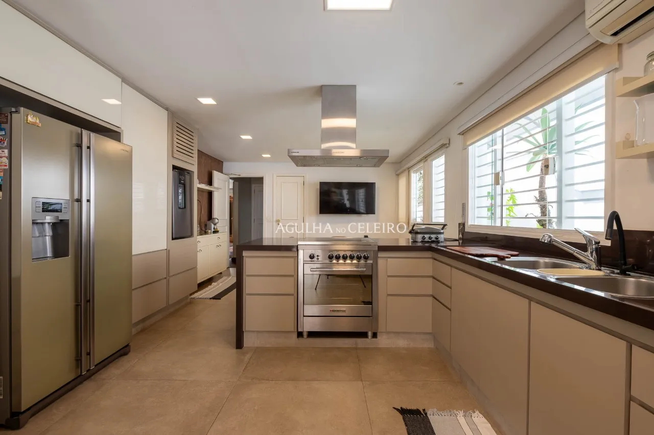 Casa ampla e iluminada à venda no coração de Alto de Pinheiros – 19496