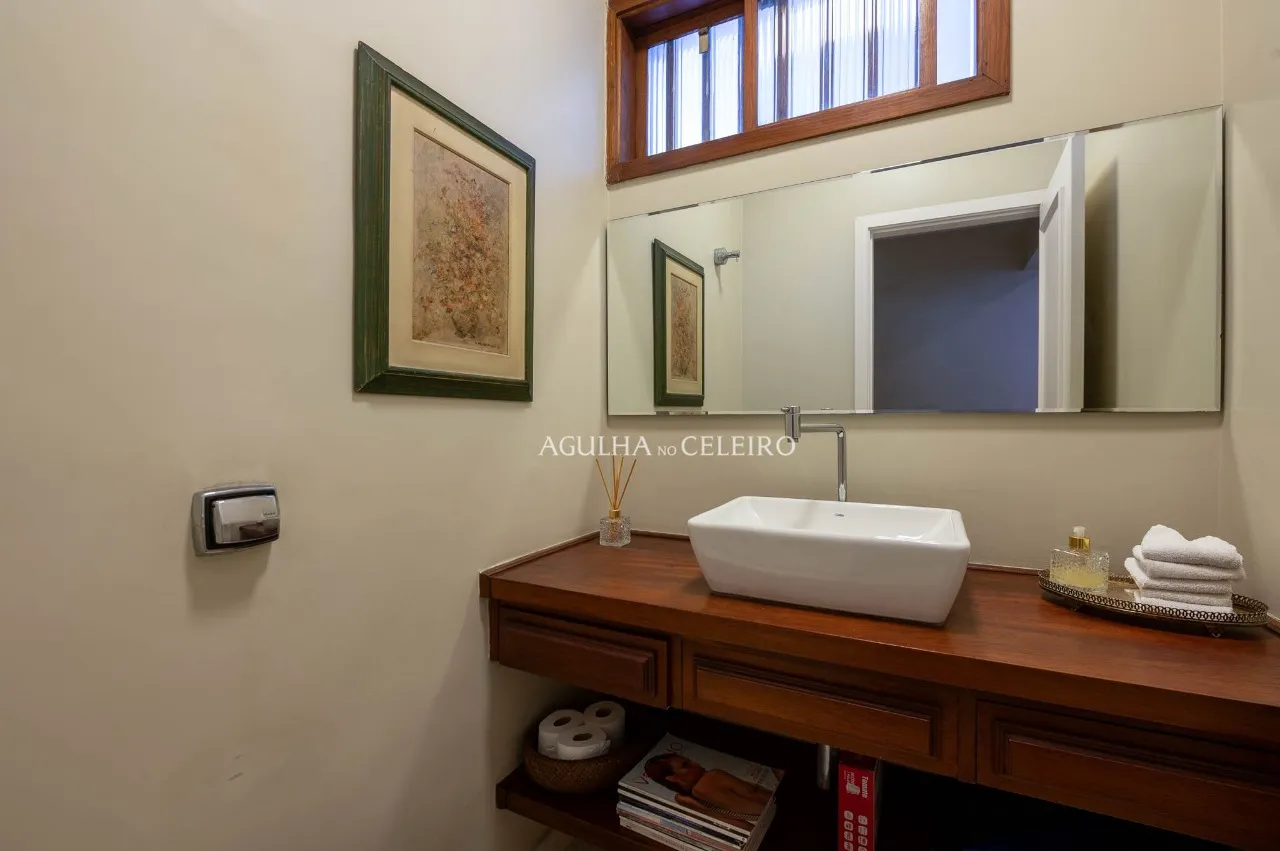 Casa ampla e iluminada à venda no coração de Alto de Pinheiros – 19496