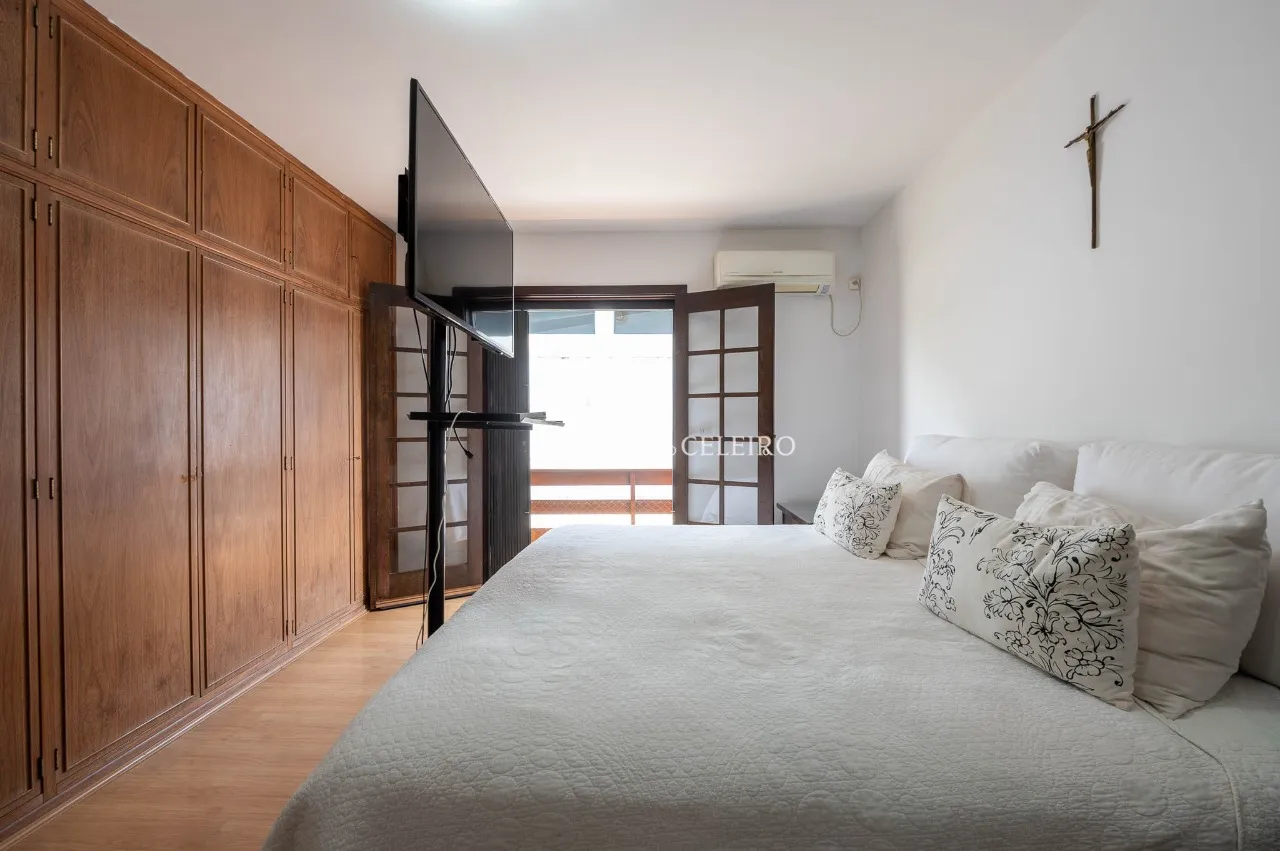 Casa ampla e iluminada à venda no coração de Alto de Pinheiros – 19496