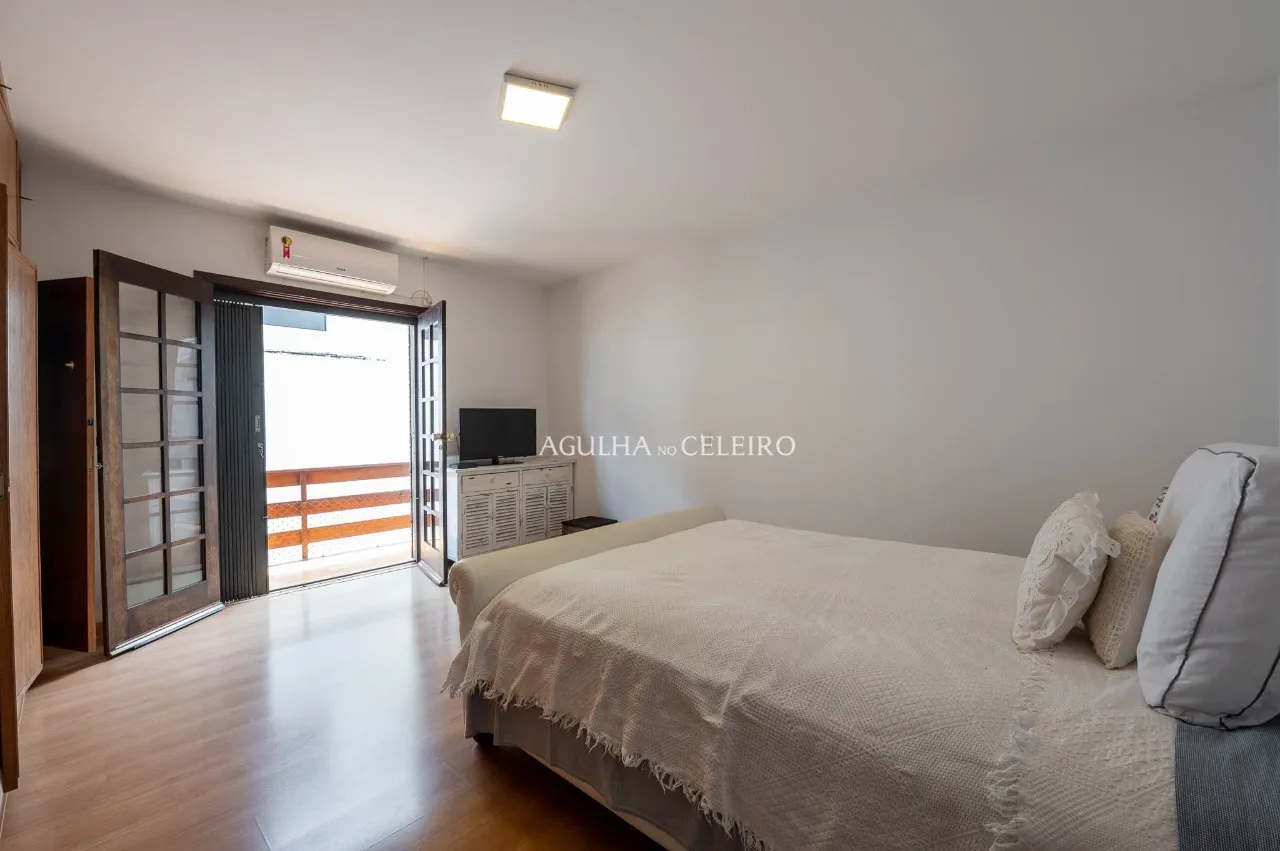 Casa ampla e iluminada à venda no coração de Alto de Pinheiros – 19496