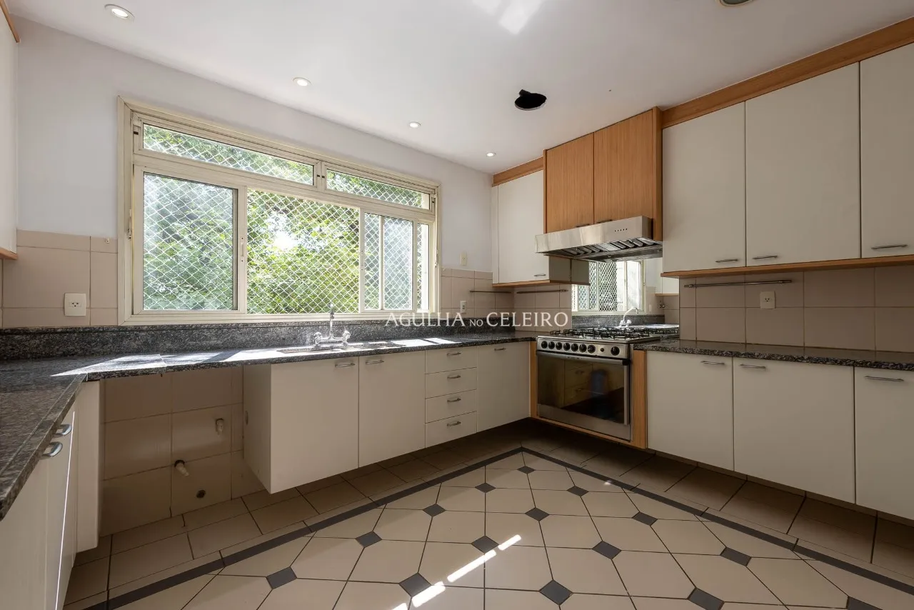 Apartamento sofisticado com 4 suítes e projeto assinado pelo renomado arquiteto João Armentano. – 20698