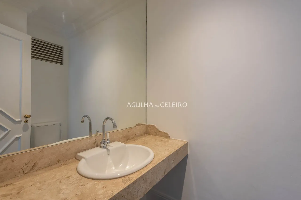 Apartamento sofisticado com 4 suítes e projeto assinado pelo renomado arquiteto João Armentano. – 20698