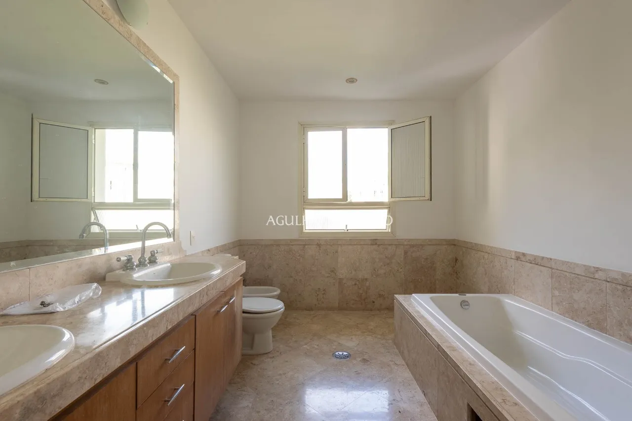 Apartamento sofisticado com 4 suítes e projeto assinado pelo renomado arquiteto João Armentano. – 20698