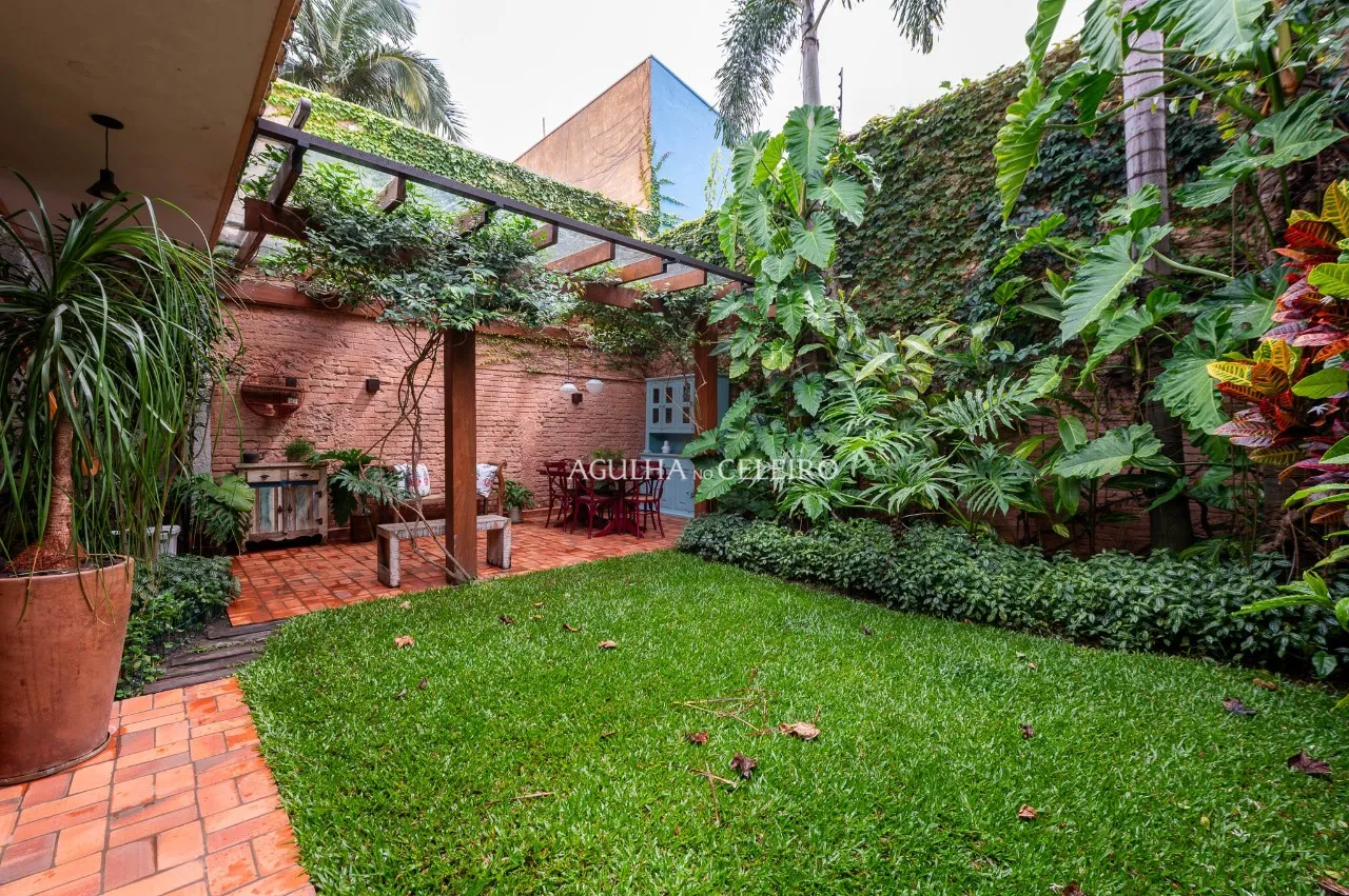 Casa térrea totalmente modernizada com área gourmet e edícula – 21377