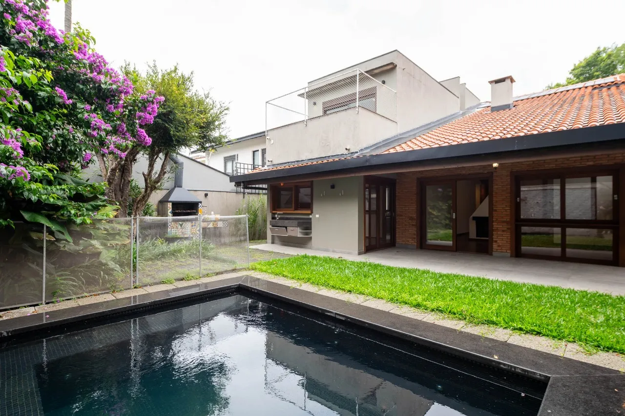 Casa reformada em rua fechada em Alto de Pinheiros – 21453