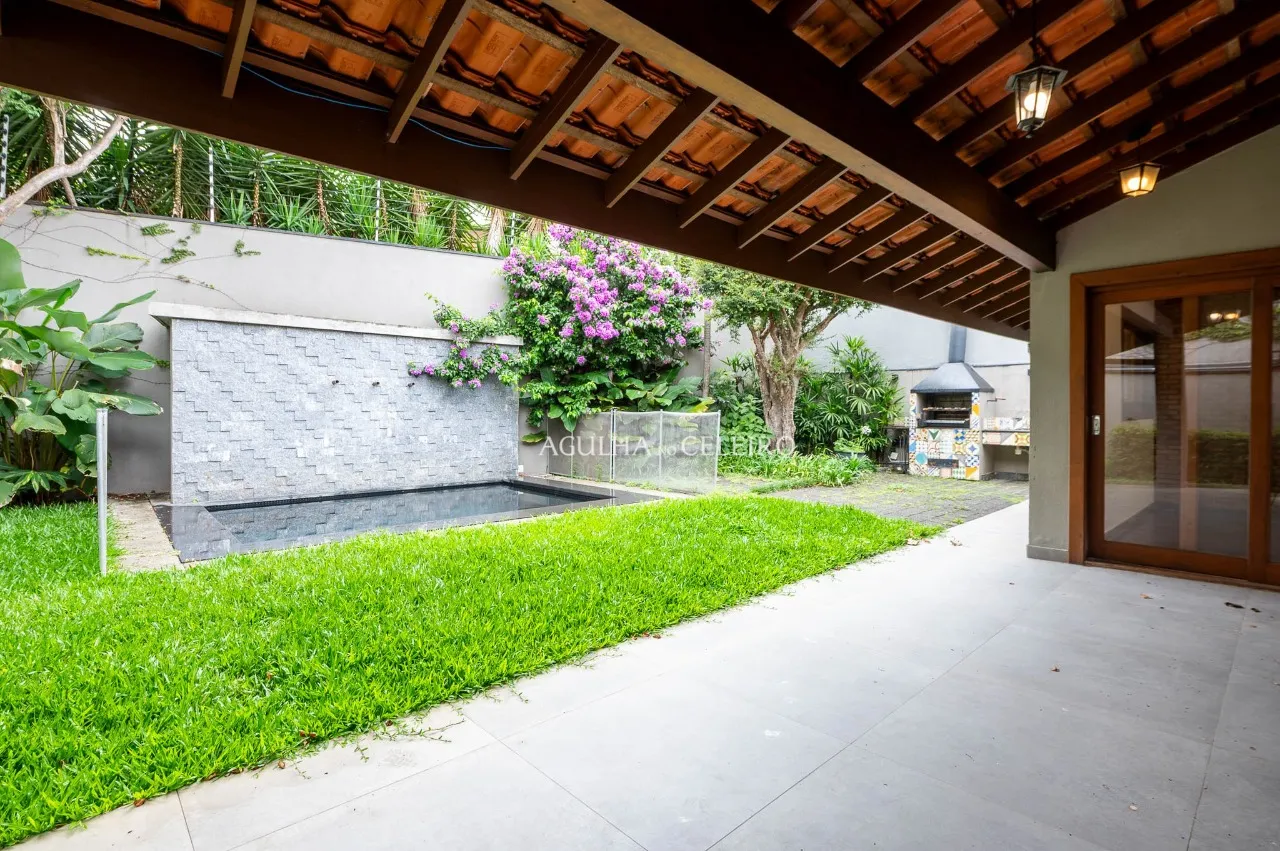 Casa reformada em rua fechada em Alto de Pinheiros – 21453