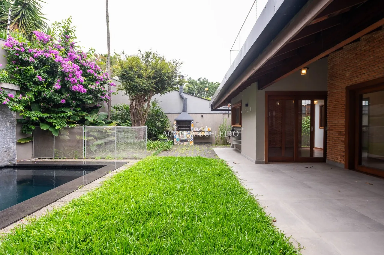 Casa reformada em rua fechada em Alto de Pinheiros – 21453