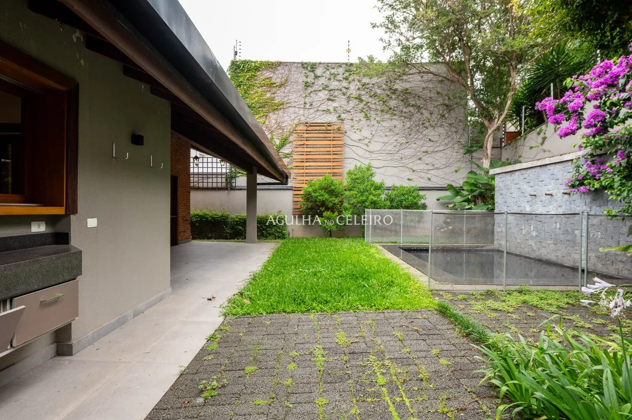 Casa reformada em rua fechada em Alto de Pinheiros – 21453