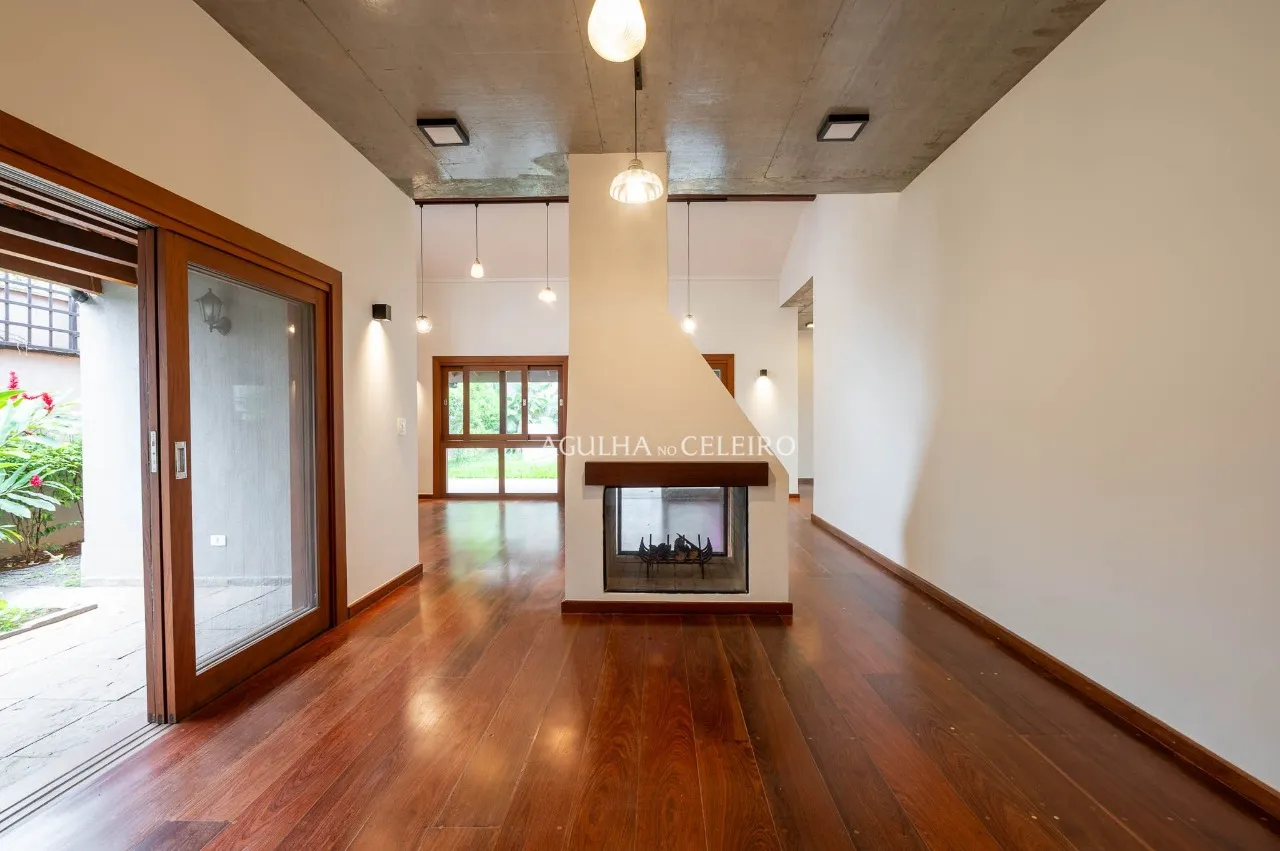 Casa reformada em rua fechada em Alto de Pinheiros – 21453