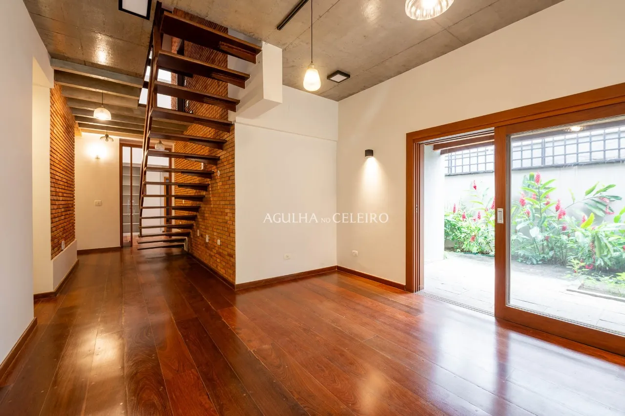 Casa reformada em rua fechada em Alto de Pinheiros – 21453