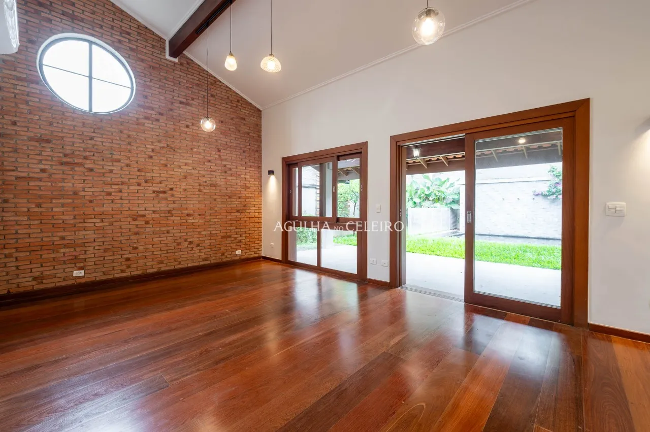 Casa reformada em rua fechada em Alto de Pinheiros – 21453