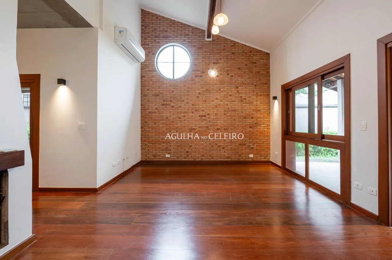 Casa reformada em rua fechada em Alto de Pinheiros – 21453