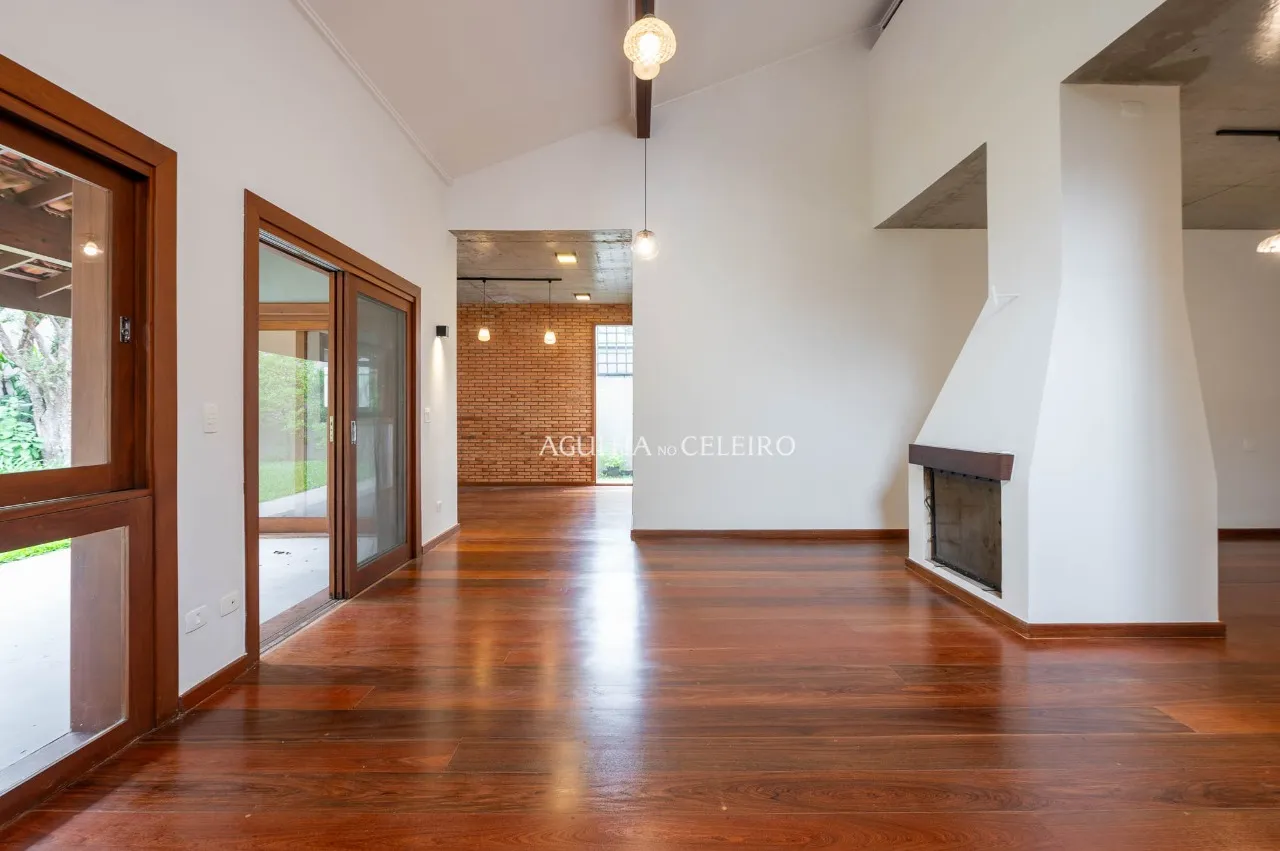 Casa reformada em rua fechada em Alto de Pinheiros – 21453