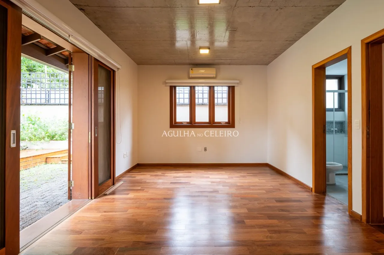 Casa reformada em rua fechada em Alto de Pinheiros – 21453