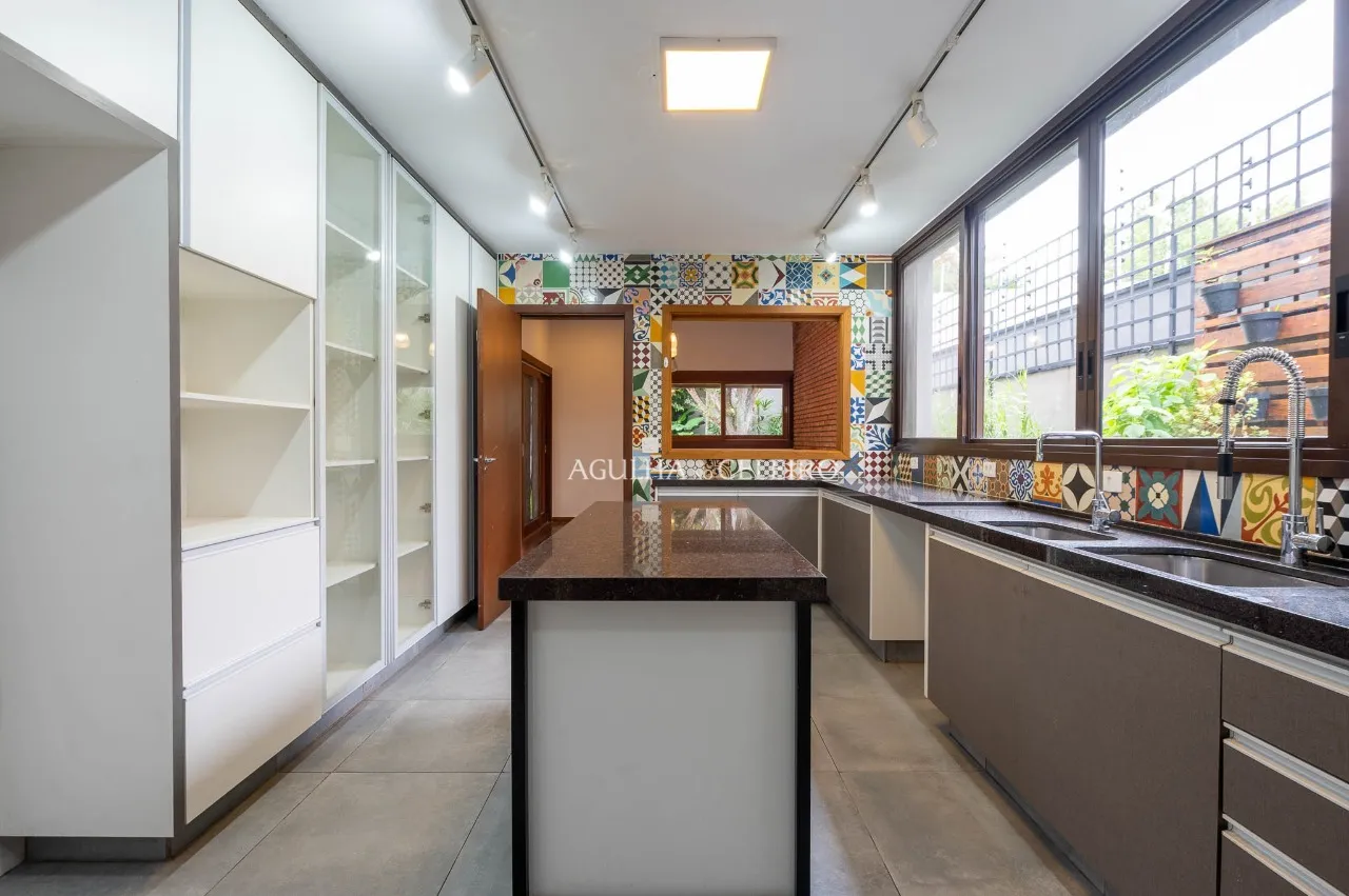 Casa reformada em rua fechada em Alto de Pinheiros – 21453